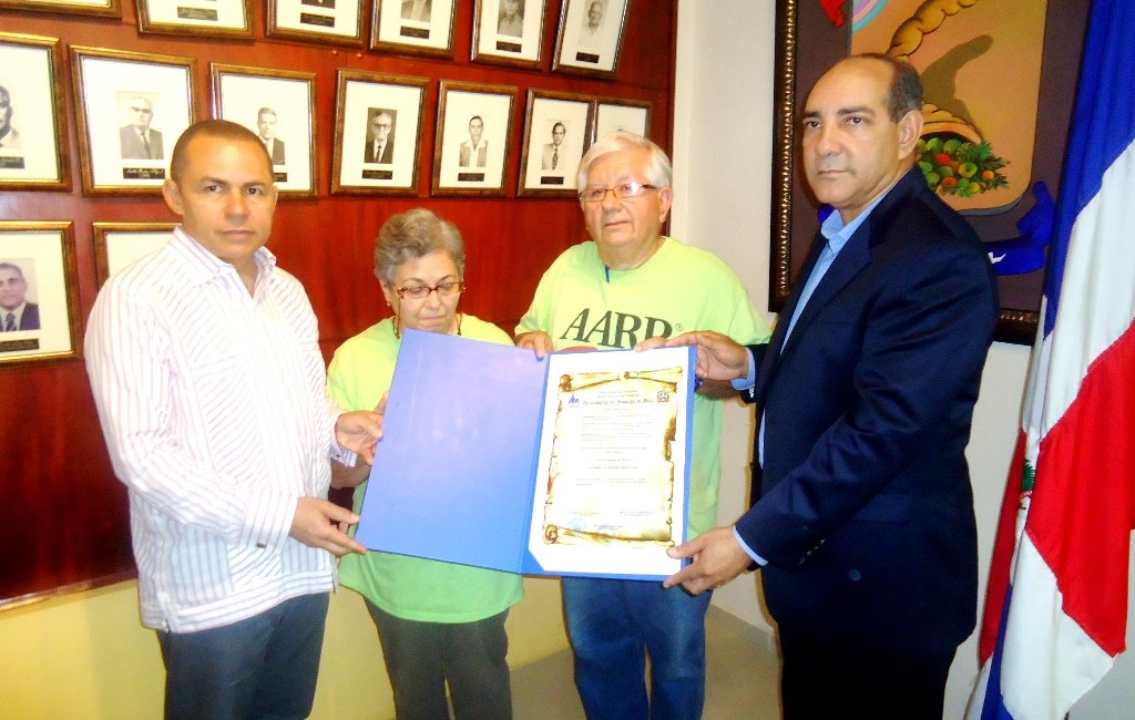 Alcalde de Moca junto al Gobernador de Espaillat reciben Comitiva de la AARP